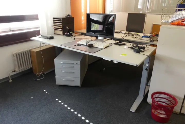 Elektrisch höhenverstellbarer Schreibtisch mit Rollcontainer Maße in cm ca. 200 x 80